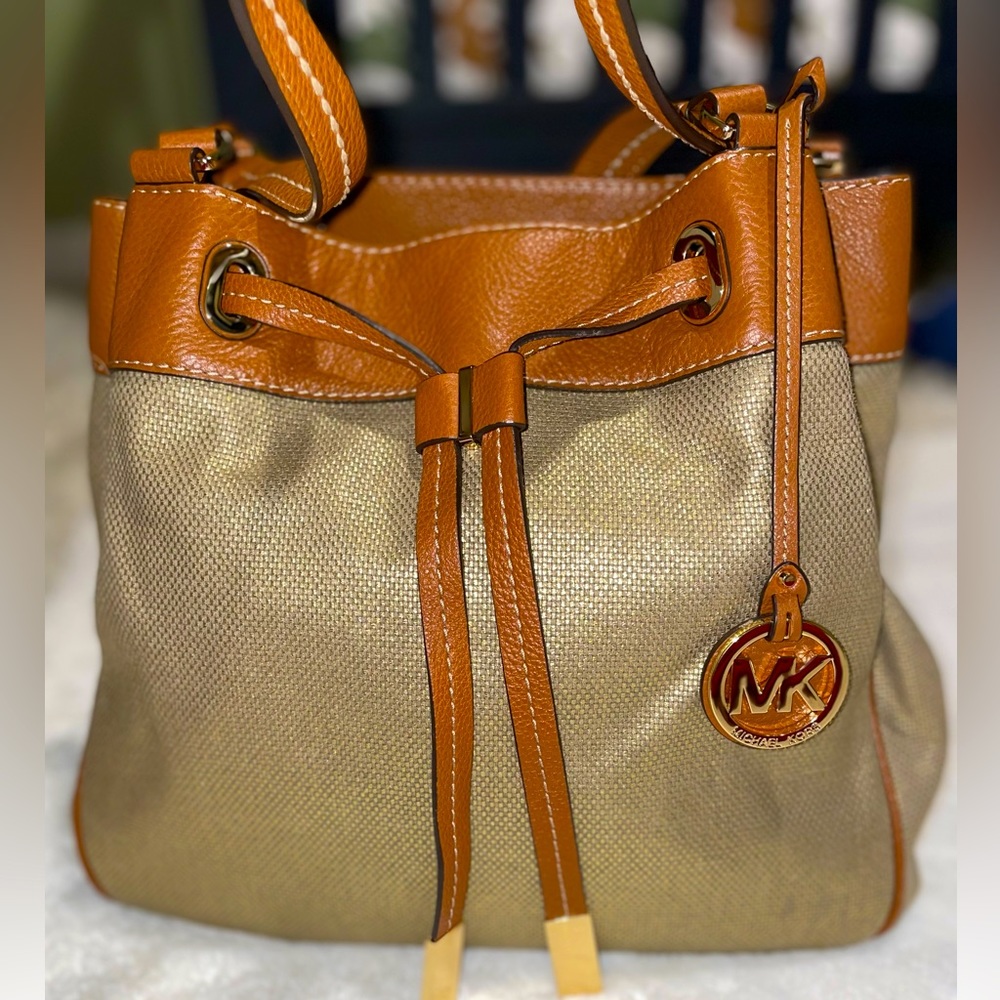 Michael Kors large, gold drawstring purse - Marina